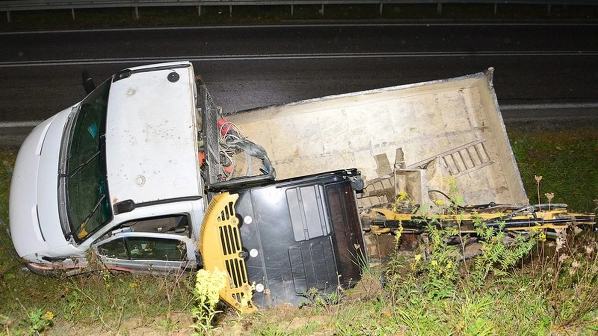 Pijani kierowcy za kółkiem. 3 osoby ranne w Pustkowie, auto z koparką w rowie w Woli Komborskiej [ZDJĘCIA] - Zdjęcie główne