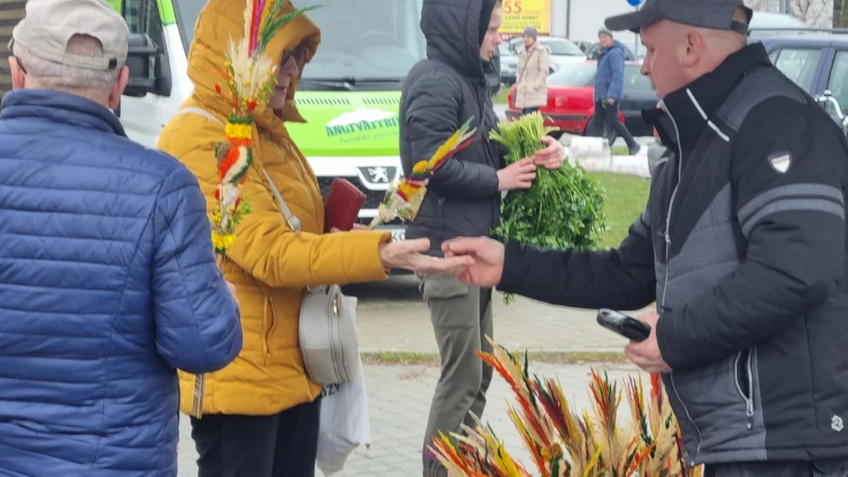 Wielkanoc na tarnobrzeskim targu. Moc ozdób i kwiatów na stoiskach [ZDJĘCIA] - Zdjęcie główne