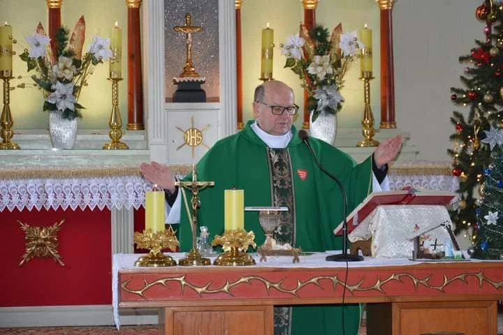 Ksiądz Roman Jagiełło z serduszkiem WOŚP na ornacie. Podczas mszy świętej w Łękach Dukielskich zbierano pieniądze na Orkiestrę Jurka Owsiaka - Zdjęcie główne