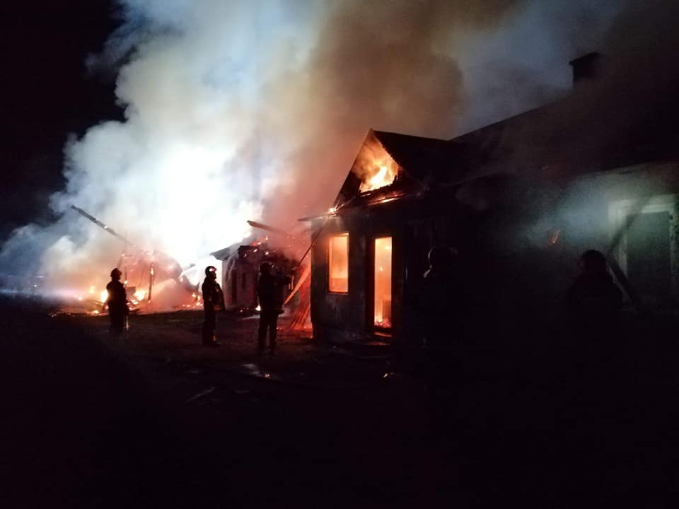 8 zastępów walczyło z pożarem domu i stodoły [FOTO] - Zdjęcie główne
