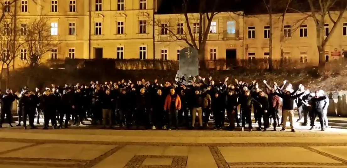 Nocne gonitwy za uchodźcami na ulicach Przemyśla. Jak to komentuje środowisko kibiców? Policja ściąga posiłki - Zdjęcie główne