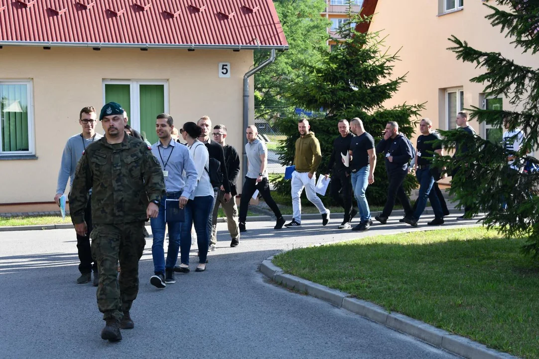 Mnóstwo chętnych do wojska. Trwa kwalifikacja do 18 Pułku Artylerii w Nowej Dębie [ZDJĘCIA] - Zdjęcie główne