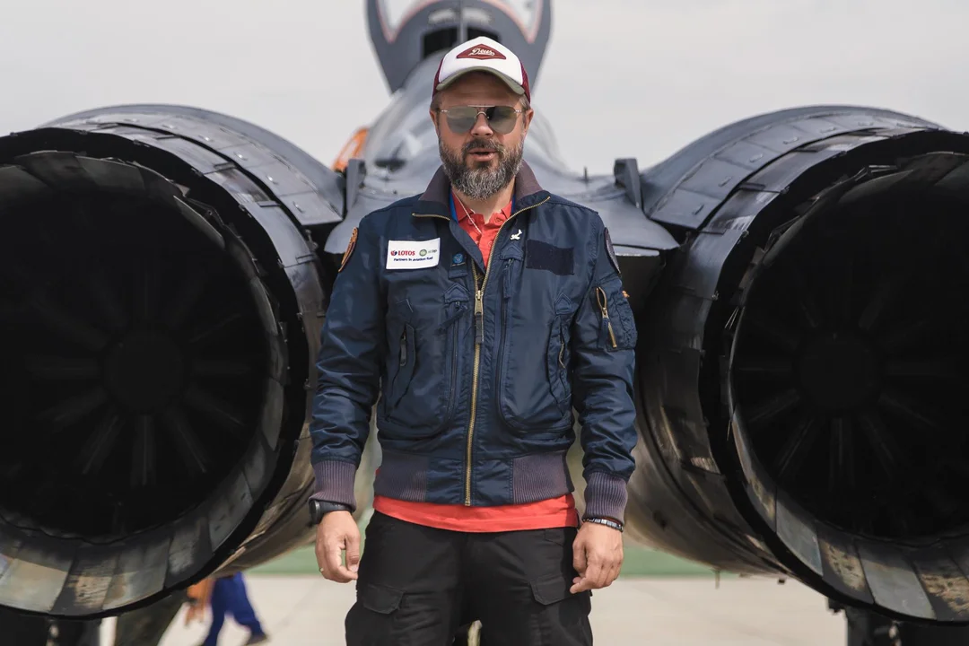 Rozmowy z KORSO. Piotr Maciejewski z Fundacji Biało-Czerwone Skrzydła o Podkarpackich Pokazach Lotniczych w Mielcu, miłości do samolotów i ewolucjach z filmu "Top Gun" [PODCAST] - Zdjęcie główne