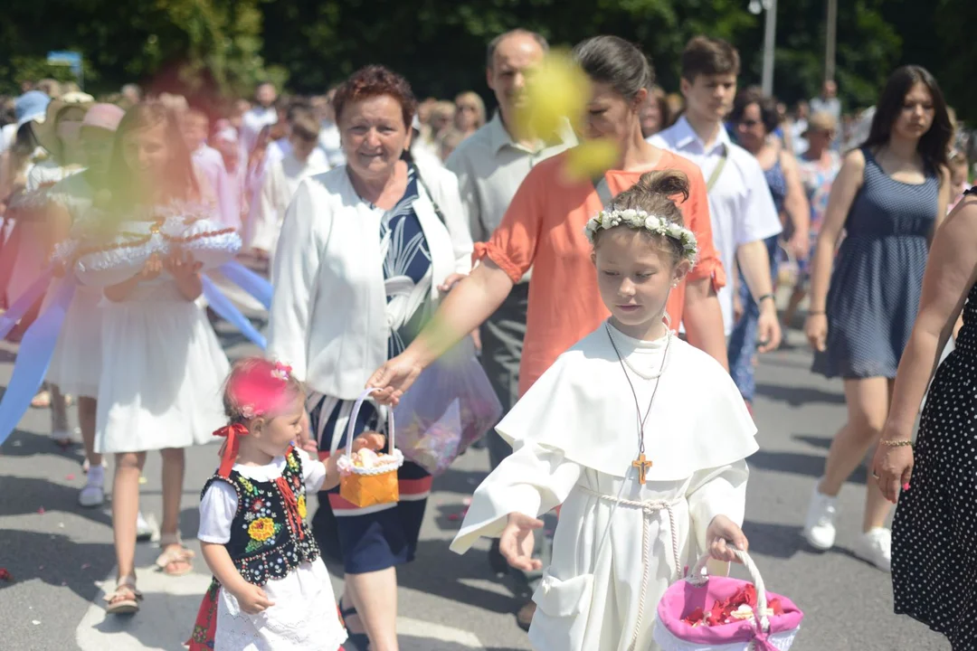 Tłumy na Miejskiej Procesji Bożego Ciała w Tarnobrzegu. Odszukaj na fotografiach siebie lub swoich znajomych [ZDJĘCIA, WIDEO] - Zdjęcie główne