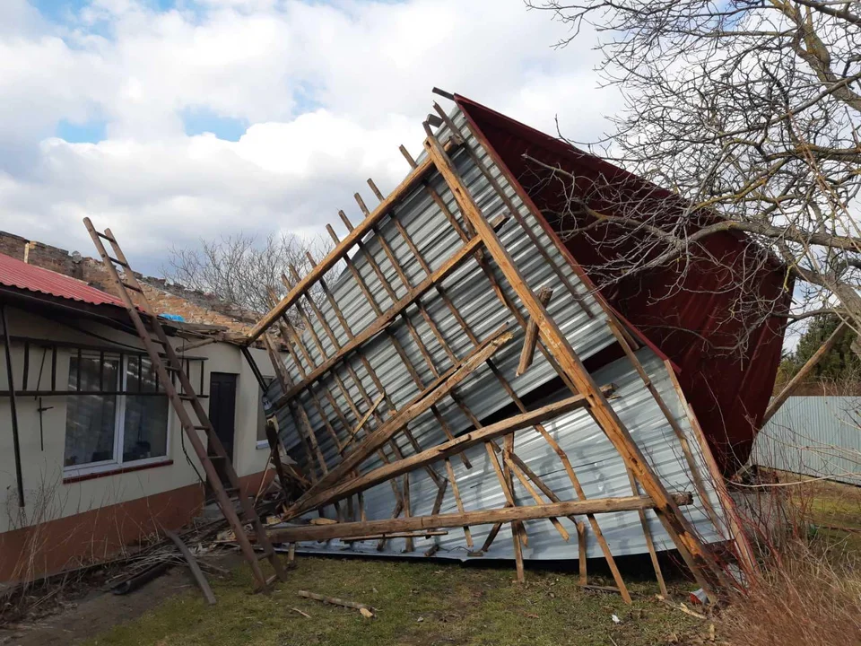 Orkan Eunice uderzył w Podkarpacie. Dziesiątki interwencji strażaków. Połamane drzewa, zerwane dachy [ZDJĘCIA] - Zdjęcie główne