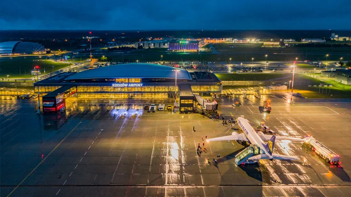 Rejsy pasażerskie z Jasionki bez żadnych zakłóceń. - Ograniczenia dotyczą dronów i lotów szkoleniowych - mówi Adam Hamryszczak, prezes zarządu lotniska w Rzeszowie - Zdjęcie główne