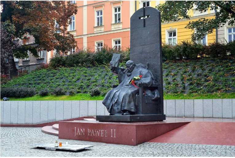 SKANDAL! W Przemyślu załatwiają potrzeby fizjologiczne w pobliżu pomnika Jana Pawła II - Zdjęcie główne