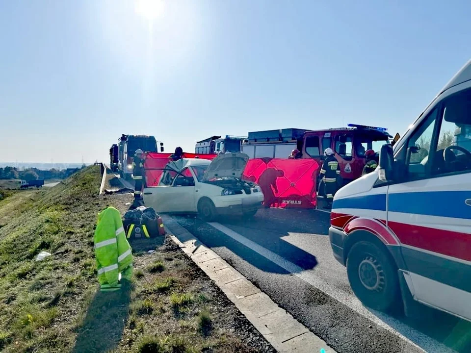 Zderzenie pojazdu osobowego z ciężarówką na krajowej "Dziewiątce" w Chmielowie! Tragiczny finał tego wypadku. Nie żyje 40-letnia kobieta! [MAPA, ZDJĘCIA, AKTUALIZACJA] - Zdjęcie główne