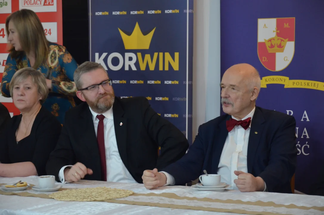 Janusz Korwin-Mikke ma koronawirusa. Do zakażenia mogło dojść w Sanoku. Na spotkaniu z wyborcami jawnie łamano obostrzenia sanitarne [ZDJĘCIA] - Zdjęcie główne