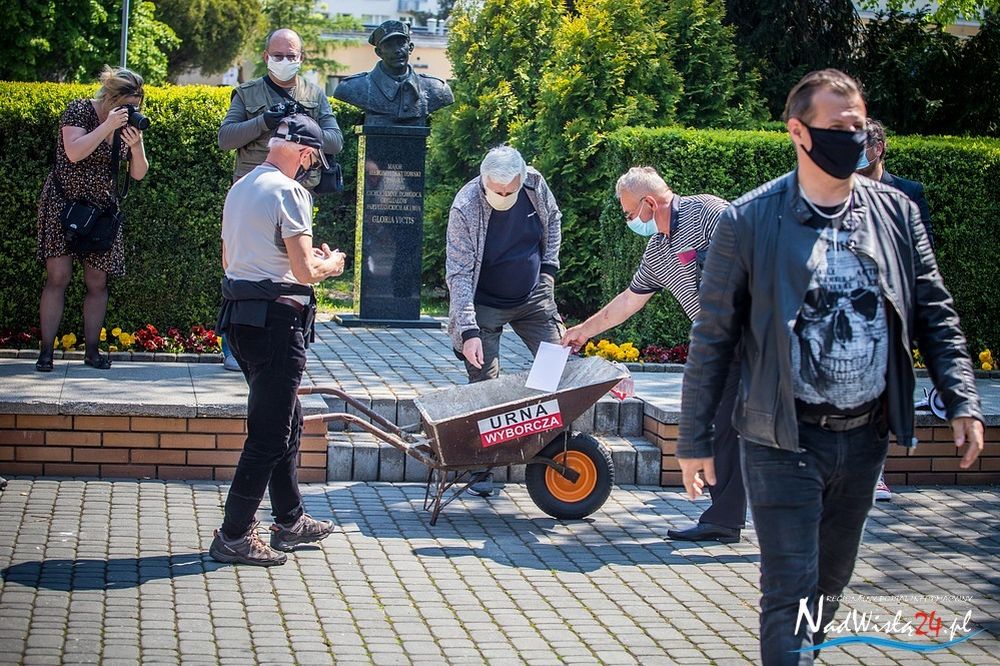 Garstka protestujących w Tarnobrzegu i Stalowej Woli [AKTUALIZACJA] - Zdjęcie główne