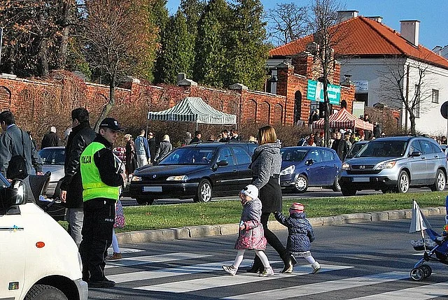 Tarnobrzescy policjanci rozpoczynają akcję "Znicz". Sprawdź zmiany organizacji ruchu przy cmentarzach - Zdjęcie główne