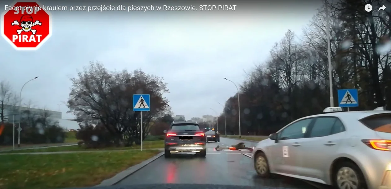 Mężczyzna "płynie" przez przejście dla pieszych w Rzeszowie. Zobacz nagranie [WIDEO] - Zdjęcie główne