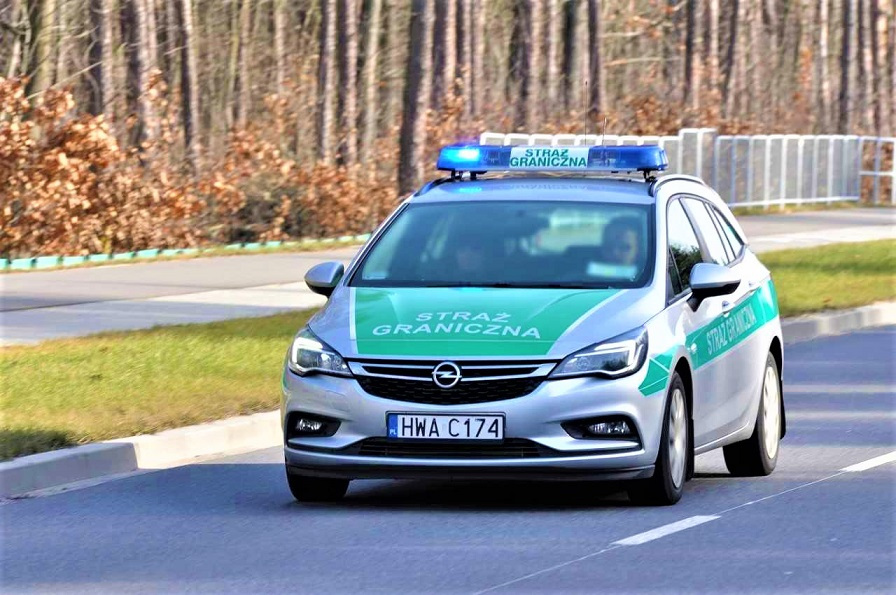 Palił papierosy przy tankującym się samolocie! Znieważył funkcjonariuszy Straży Granicznej! Został zatrzymany! - Zdjęcie główne