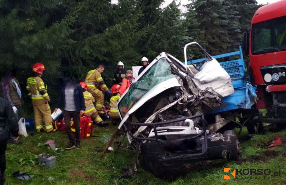 Tir wjechał w busa. Trzy osoby w szpitalu [FOTO, VIDEO] - Zdjęcie główne