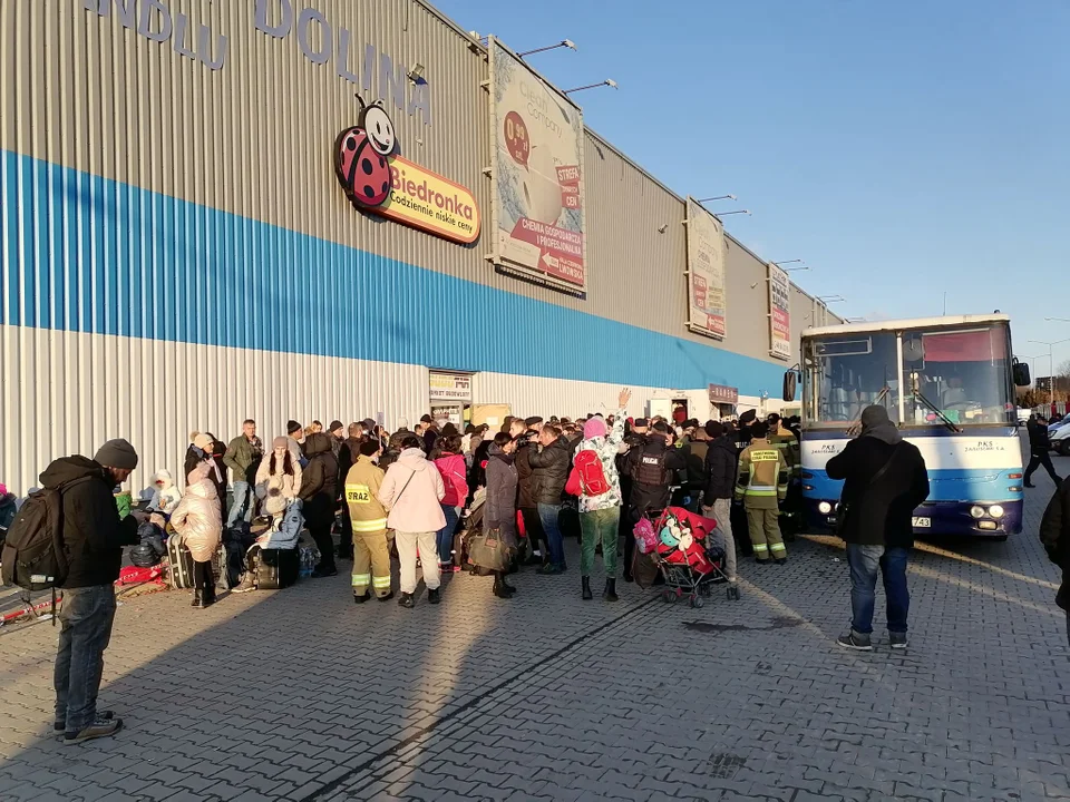 uchodźcy z Ukrainy w centrum handlowym Korczowa Dolina