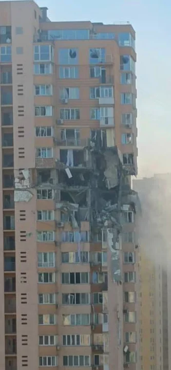 Kijów. Zbombardowane przez Rosjan budynki mieszkalne