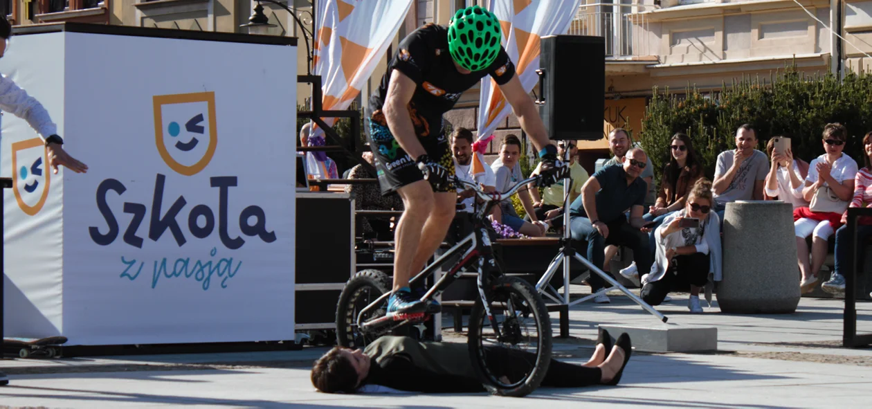 StreetArt w Rzeszowie. 6-krotny rekordzista Guinessa, Krystian Herba z niezwykłym pokazem rowerowym na Rynku [ZDJĘCIA] - Zdjęcie główne