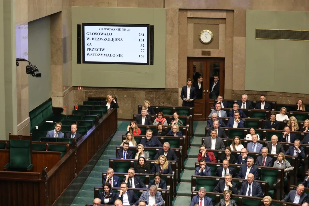 Posłowie zdecydowali o politycznym losie... Grzegorza Brauna, Krzysztofa Bosaka i ministra Bartłomieja Sienkiewicza - Zdjęcie główne