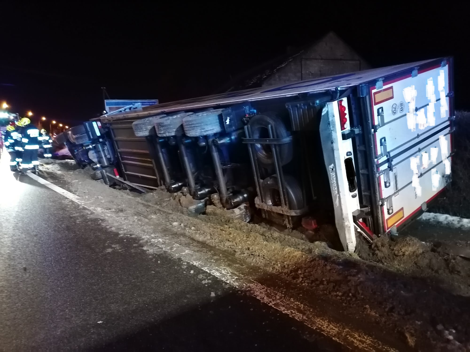 Tir przewożący pomarańcze wjechał do rowu [FOTO] - Zdjęcie główne