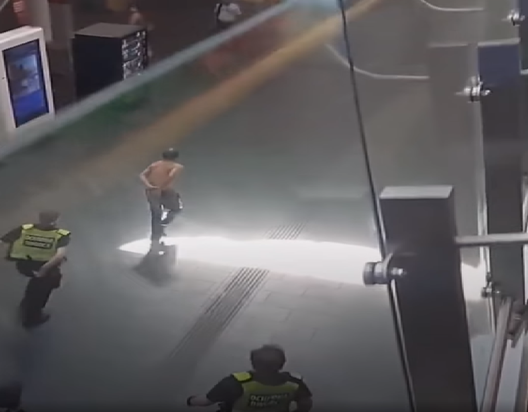 Uciekł ochronie dworca zakuty w kajdanki [WIDEO] - Zdjęcie główne