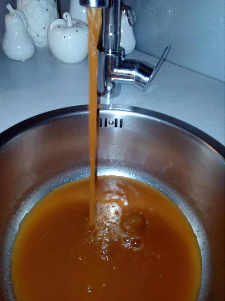 SYGNAŁY CZYTELNIKÓW: To nie sok marchwiowy to nasza woda! - Zdjęcie główne