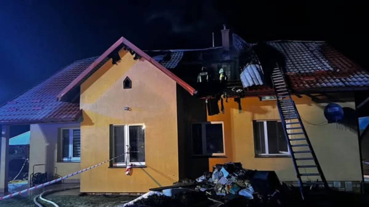 Poddasze w ogniu. Mieszkańcy zdążyli uciec przed przybyciem straży [ZDJĘCIA] - Zdjęcie główne
