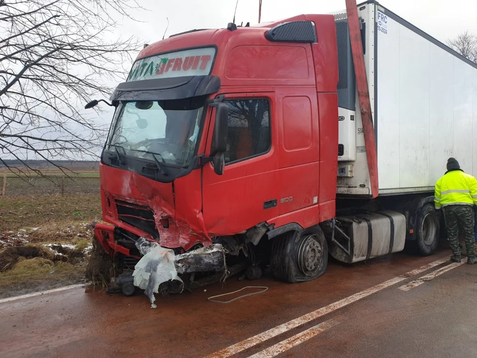 Czołowe zderzenie osobówki z pojazdem ciężarowym na trasie Dachnów-Cieszanów! Jedna osoba nie żyje! [ZDJĘCIA] - Zdjęcie główne