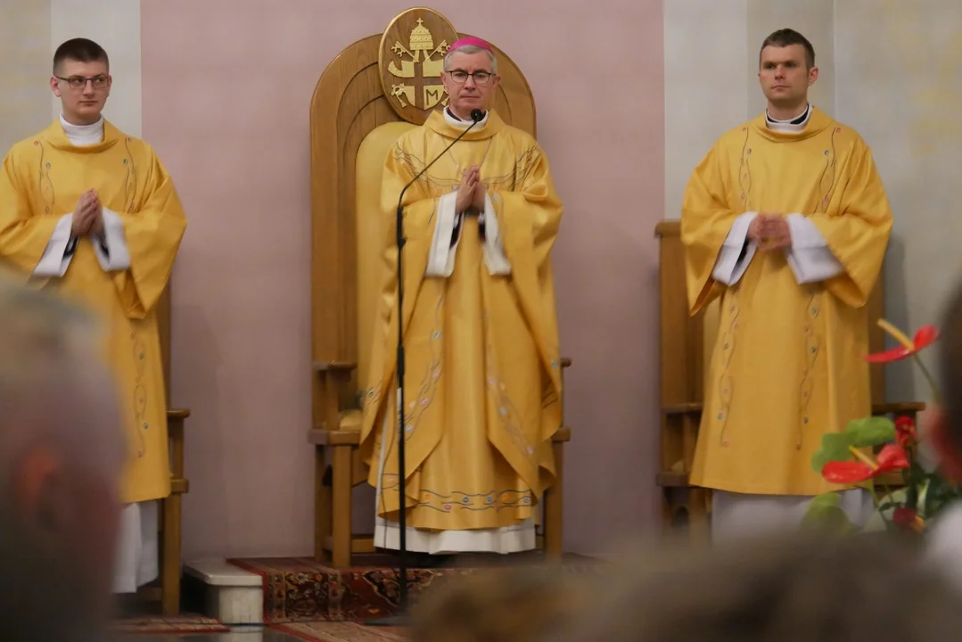 Jedenastu nowych księży w Diecezji Rzeszowskiej. Zobacz zdjęcia z uroczystego nabożeństwa