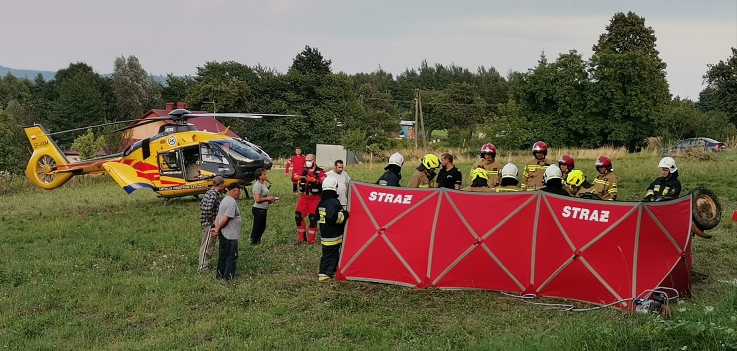 Kolejny wypadek z ciągnikiem. Rannego zabrał śmigłowiec LPR [ZDJĘCIA] - Zdjęcie główne