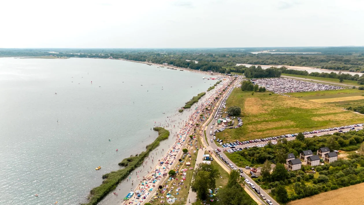 To był upalny weekend nad Jeziorem Tarnobrzeskim! Na plaży wypoczywało 76 tysięcy osób! - Zdjęcie główne