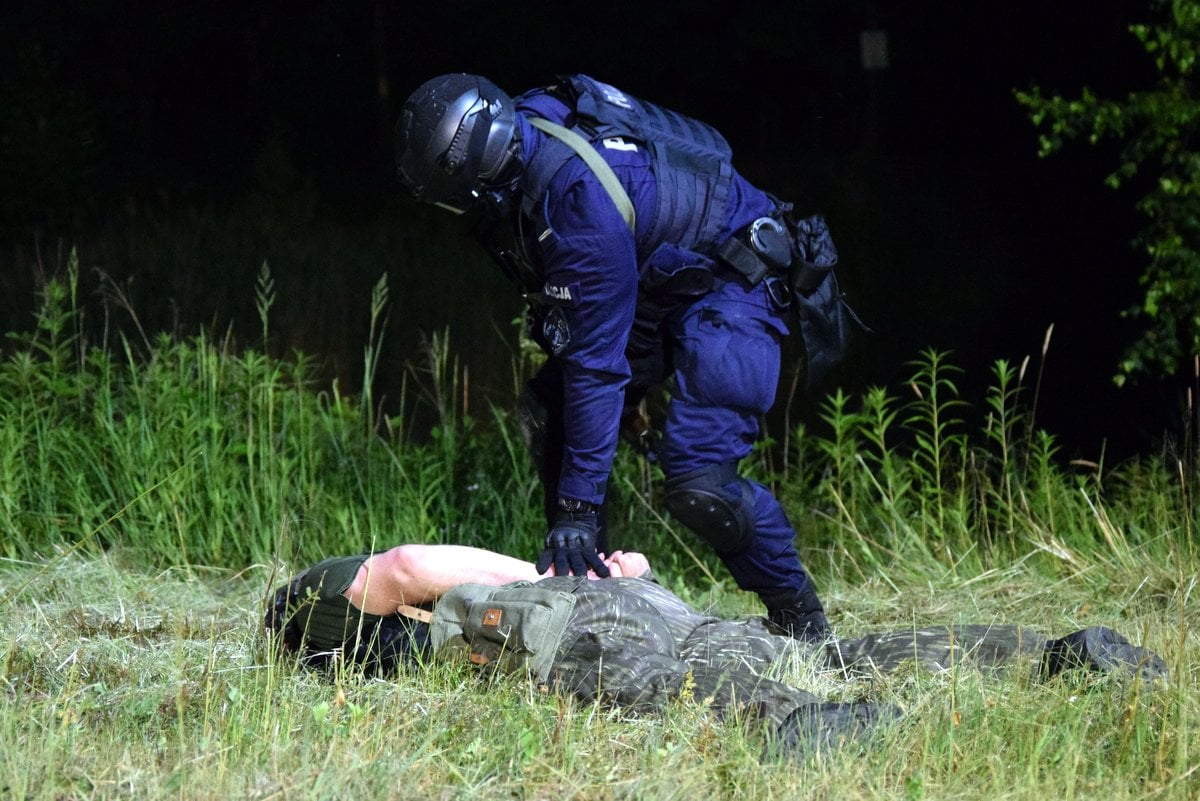 Horror młodego mężczyzny w Ropczycach. Był więziony w garażu, szczuty psem i zastraszany bronią! [WIDEO, ZDJĘCIA] - Zdjęcie główne