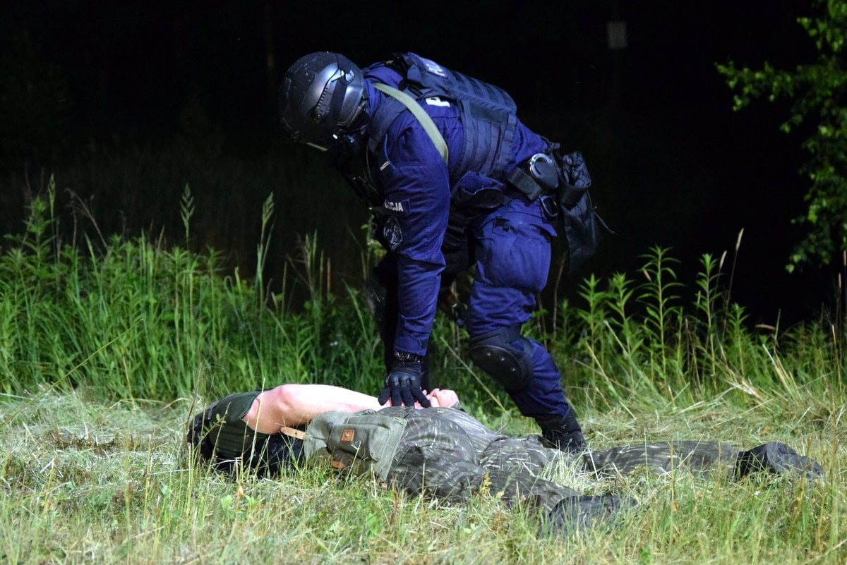 Horror młodego mężczyzny w Ropczycach. Był więziony w garażu, szczuty psem i zastraszany bronią! [WIDEO, ZDJĘCIA] - Zdjęcie główne