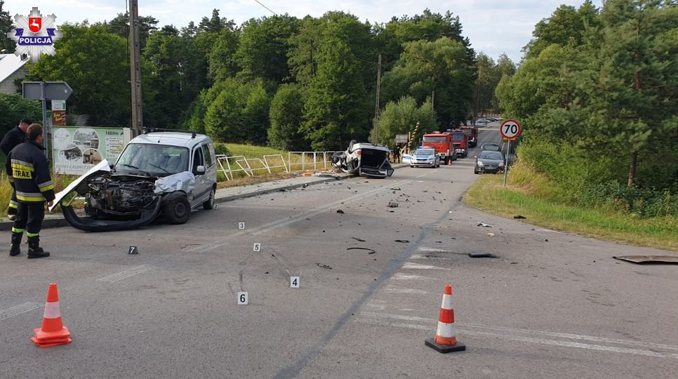 Wypadek na skrzyżowaniu. BMW dachowało  - Zdjęcie główne