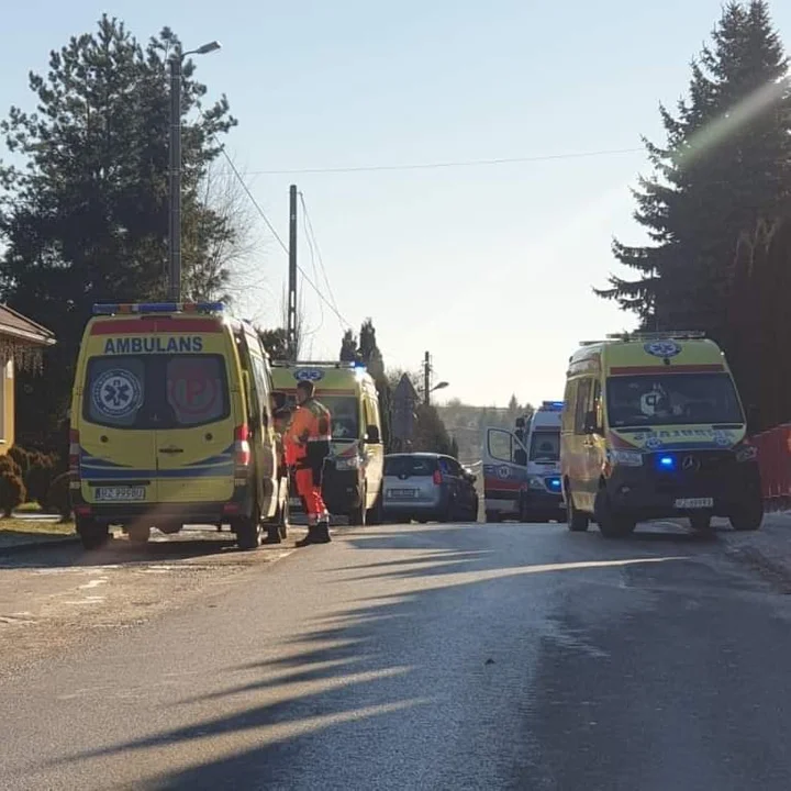 Wypadek w Niechobrzu! Samochód osobowy wjechał w opiekunkę prowadzącą przedszkolaków! [MAPA, AKTUALIZACJA] - Zdjęcie główne