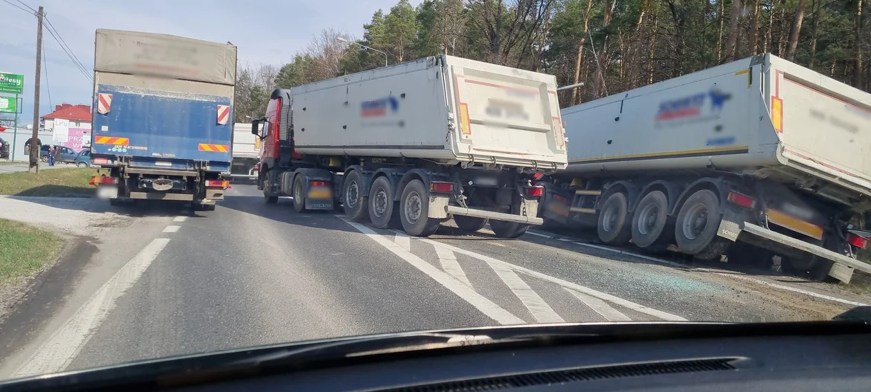 Zderzenie ciężarówek i busa w Nowej Dębie. Były utrudnienia na krajowej "dziewiątce"! [ZDJĘCIA, MAPA, AKTUALIZACJA] - Zdjęcie główne