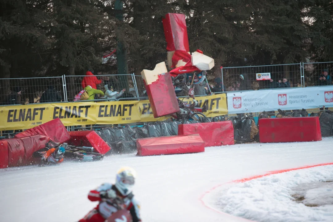 Potężna kraksa podczas Ice Speedway w Sanoku! Zobacz co zrobił Fin Aki Ala-Riihimäki [ZDJĘCIA] - Zdjęcie główne