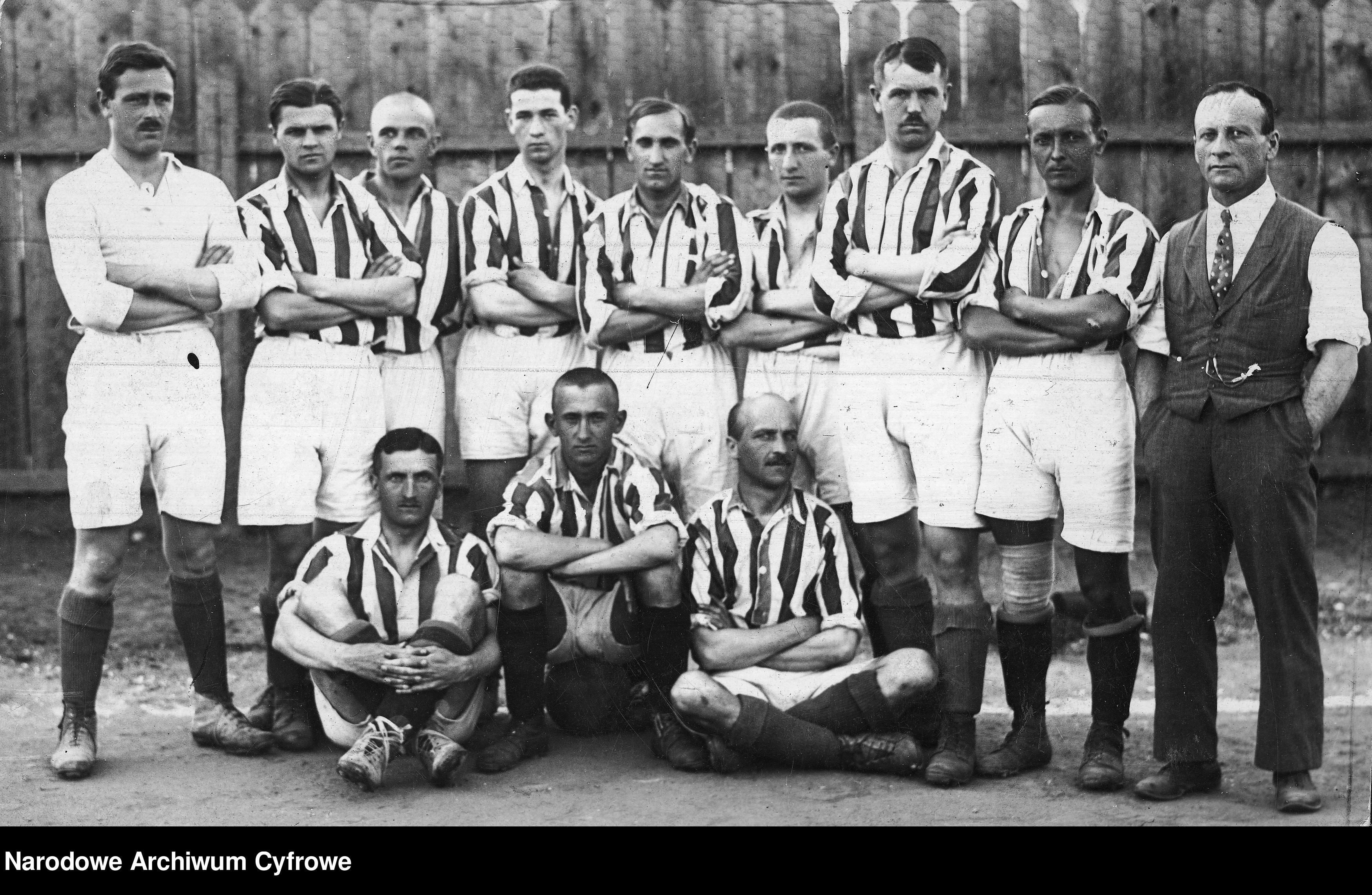 Fotografia grupowa piłkarzy Cracovii Kraków zdobywców pierwszego mistrzostwa Polski w piłce nożnej. Stoją od lewej: Stefan Popiel, Stanisław Cikowski, Zdzisław Styczeń, Ludwik Gintel, Józef Kałuża, Leon Sperling, Stanisław Mielech, Adam Kogut, trener Imre Pozsonyi. Siedzą: Stefan Fryc, Bolesław Kotapka, Tadeusz Synowiec. - 1921 rok