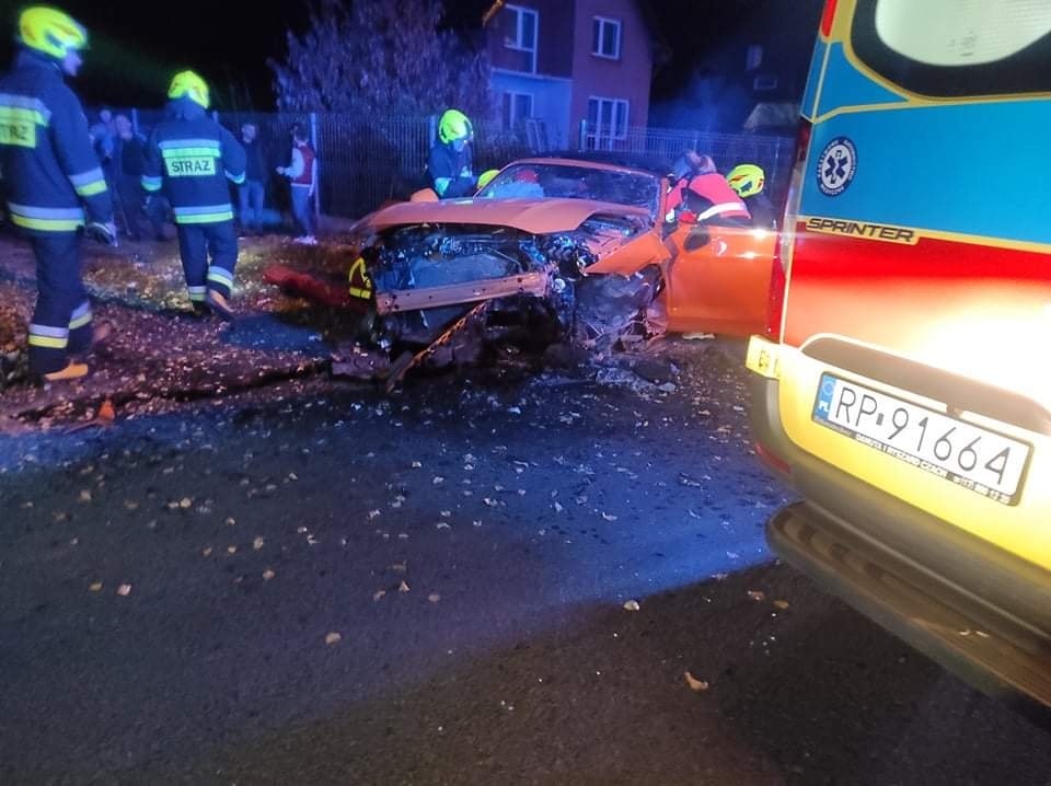 Rozbity Ford Mustang koło Przemyśla. Dwie osoby ranne [ZDJĘCIA] - Zdjęcie główne