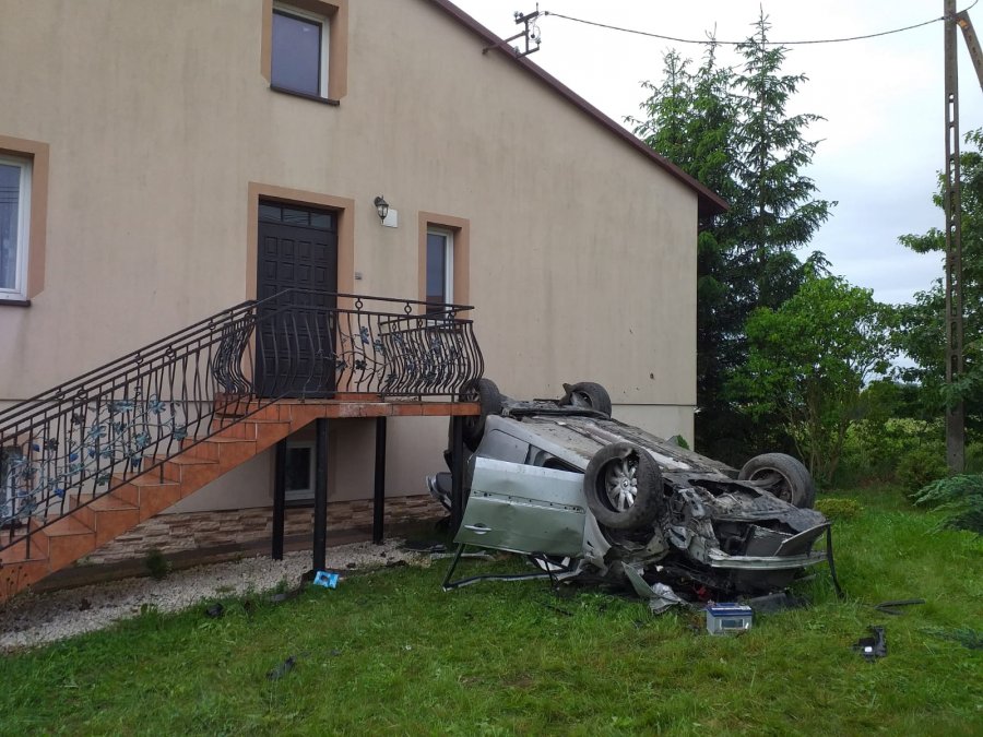 Rozpędzone auto zatrzymało się na domu! - Zdjęcie główne