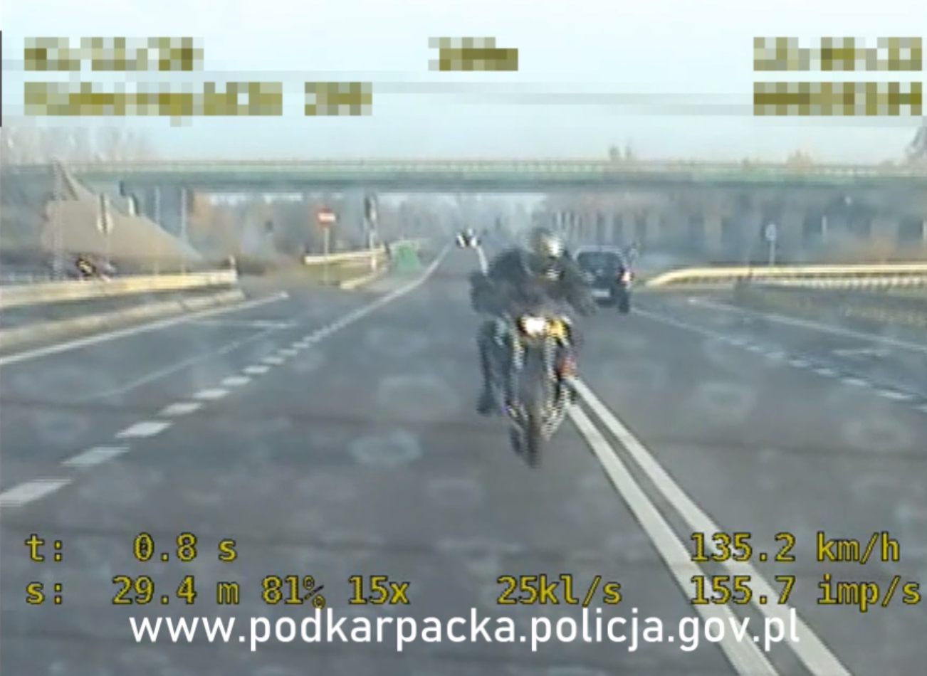 Wyprzedził policjantów na podwójnej ciągłej. Ruszyli w pościg [VIDEO] - Zdjęcie główne