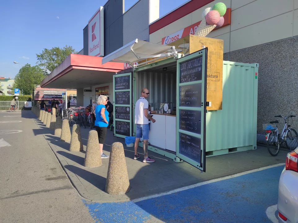 Sandomierska Manufaktura Lodów, lokalizacje: obok marketu Kaufland, ulica Sokola, skrzyżowanie ulic Sikorskiego i Sienkiewicza. Gałka: 5,5 zł. Duży wybór.