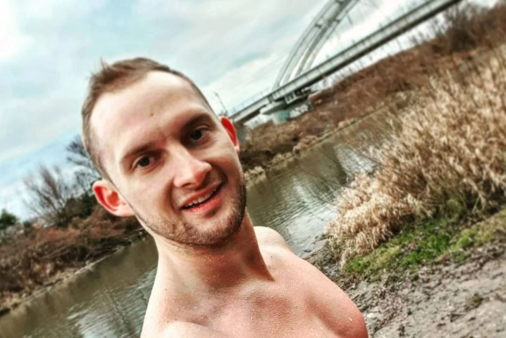 Bieganie i morsowanie na koniec roku w Tarnobrzegu. Już w sobotę nad Jeziorem Tarnobrzeskim moc atrakcji, w tym "resety" z Kamilem Węgrzynem z programu "Ślub od pierwszego wejrzenia" - Zdjęcie główne