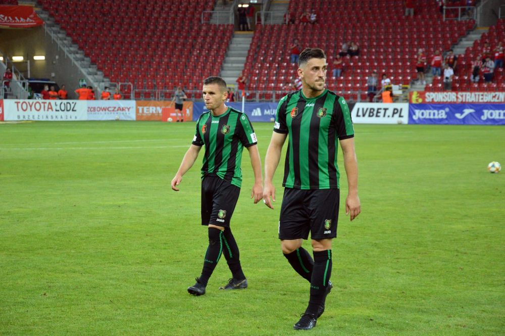 Dramat Stali Stalowa Wola! Porażka i spadek do trzeciej ligi! Po meczu piłkarze musieli oddać koszulki [VIDEO] - Zdjęcie główne