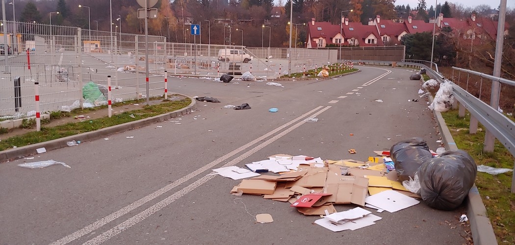 Droga przy targu jak śmietnik. "A po tej drodze autobusy wożą ludzi" [FOTO] - Zdjęcie główne