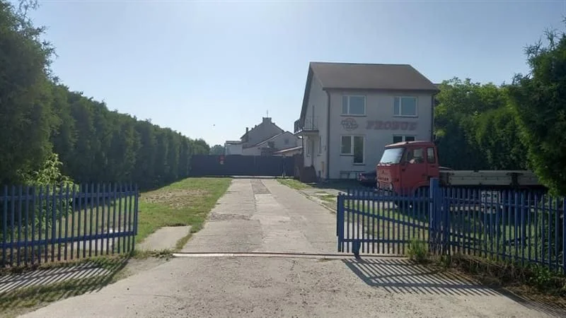 Przedmiotem licytacji jest zabudowana nieruchomość położona pod adresem: 39-331 Chorzelów, Chorzelów 335A, oznaczona jako działki ewidencyjne nr 280/3, 281/2 i 284/2 o łącznej powierzchni 0,645 ha, dla której Sąd Rejonowy w Mielcu V Wydział Ksiąg Wieczystych prowadzi księgi wieczyste o numerach: TB1M/00048244/5, TB1M/00028090/4 i TB1M/00048914/3 (całość gospodarcza), stanowiąca własność dłużnika Leszka Pietryka. Nieruchomość zabudowana jest następującymi budynkami: budynek biurowy, budynek produkcyjno-magazynowo-socjalny branży metalowej i drugi budynek produkcyjno-magazynowy. 