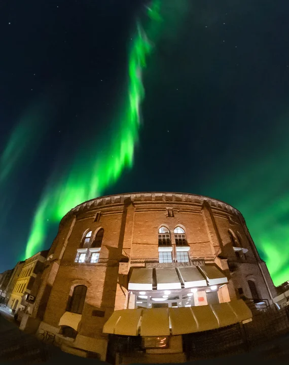 Centrum Popularyzacji Kosmosu "Planetarium Toruń", ul. Franciszkańska 5-21. Czynne wtorek - piątek, od 8.30 do 15.00; sobota, niedziela, poniedziałek: 10.00 -18.00, wtorek: 10.00-16.00. Ceny biletów: normalny 19 zł, ulgowy 15 zł (sala planetarium); normalny 12 zł, ulgowy 10 zł (baza Mars oraz sala Geodium).  Planetarium zachęca: W sali Planetarium prezentowane są astronomiczne seanse przeznaczone dla dzieci, młodzieży szkolnej i dorosłych. Wrażenia przebywania wśród gwiazd i planet oraz wspólnej podróży do najdalszych galaktyk na długo pozostają w pamięci. Baza MARS#17 to multimedialna przestrzeń zaaranżowana w formie bazy kosmicznej, gdzie odwiedzający niczym członkowie załogi mają do wykonania określone zadania. Interaktywna wystawa Geodium to prawdziwa przygoda z nauką. Więcej informacji najdziecie na stronie www.planatarium.torun.pl.