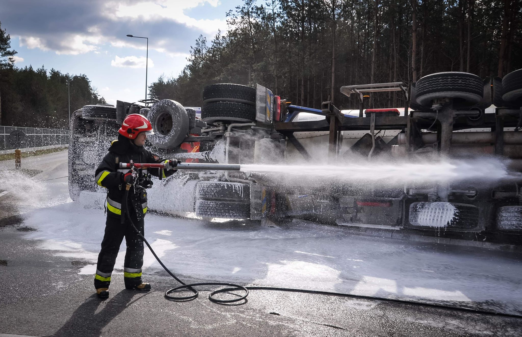 Wypadek na drodze wojewódzkiej. Ciężarówka wiozła substancje niebezpieczne [FOTO] - Zdjęcie główne