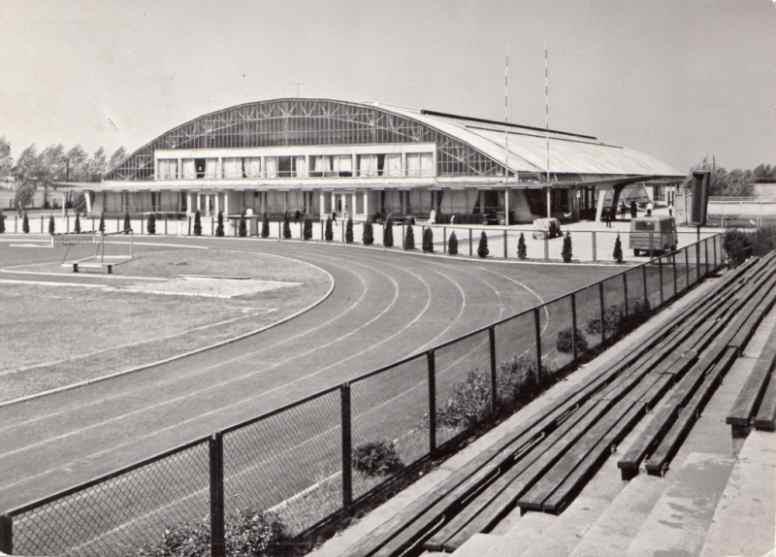 Stadion i widok na mielecką halę.