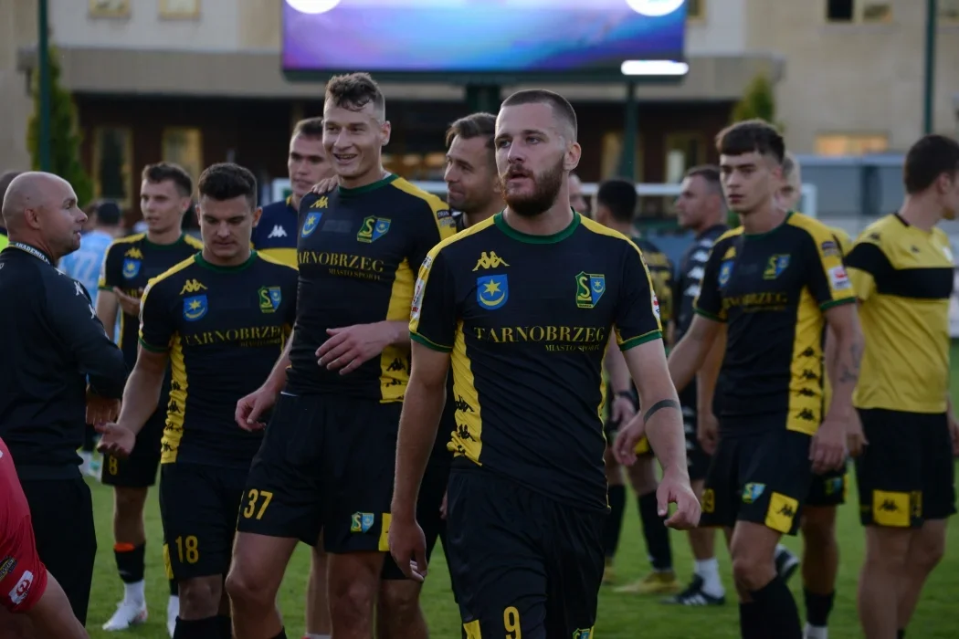 Trzecia liga, grupa IV: Siarka Tarnobrzeg zwycięska w Radzyniu Podlaskim. Zdecydowały bramki w samej końcówce meczu - Zdjęcie główne