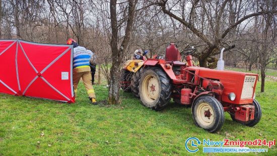 88-letniego mężczyznę przygniótł traktor. Przyleciał po niego śmigłowiec LPR - Zdjęcie główne